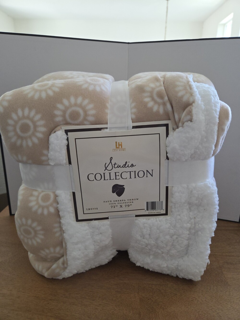 NWT Lexi Home Studio Collection Faux Sherpa Throw Blanket 71X79 Beige Sunburst